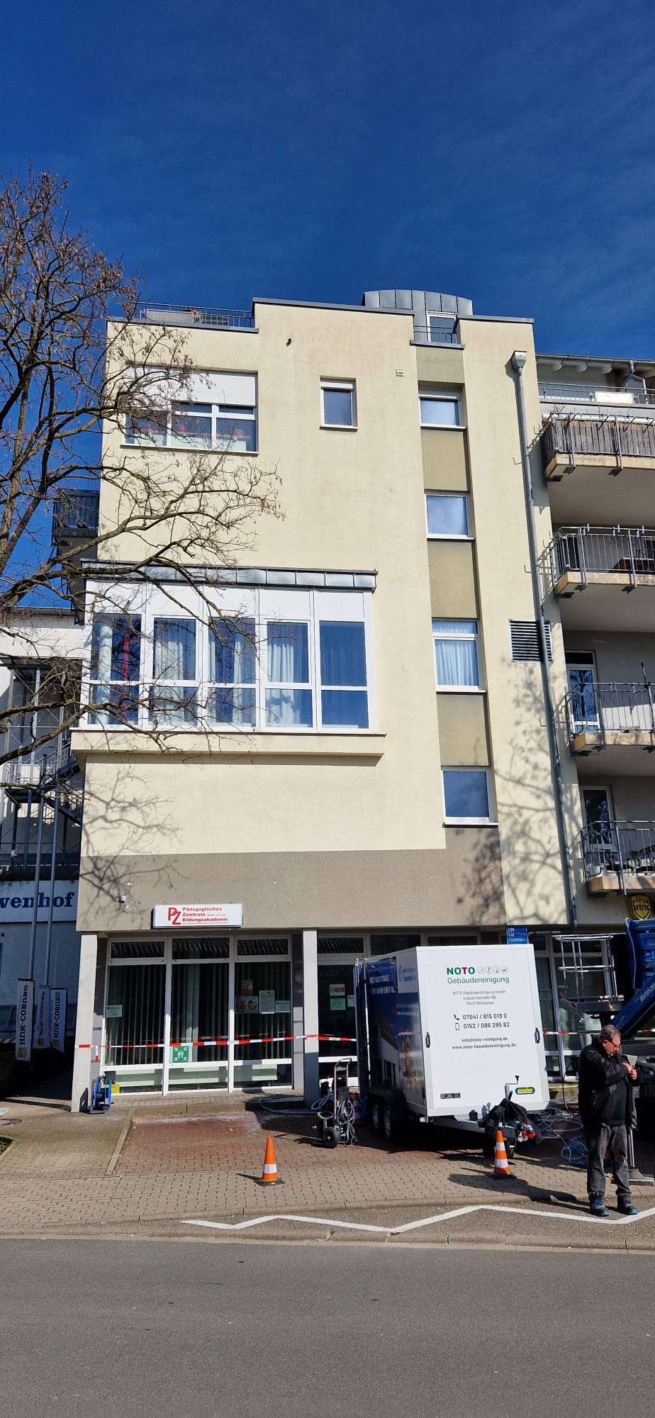 Dieselbe Fassade nach der professionellen Reinigung durch NOTO – sichtbar heller, gleichmäßiger und gepflegter