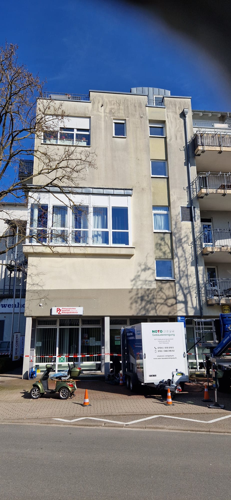 Fassade vor der Reinigung – sichtbare Verschmutzung, Regenspuren und dunkle Verfärbungen an der Putzfassade
